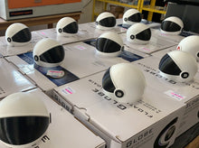 Carregar imagem no visualizador da galeria, Capacetes impressos em 3D com apliques coloridos para brinde corporativo interativo.