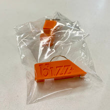 Carregar imagem no visualizador da galeria, Chaveiros pequenos para brinde corporativo. Servem como suporte de celular e podem ter a marca da empresa gravada.