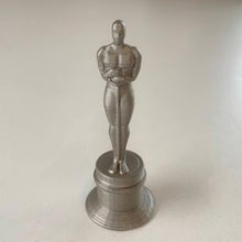 Carregar imagem no visualizador da galeria, Estátua baseada no modelo do "Oscar" para trabalho de escola.